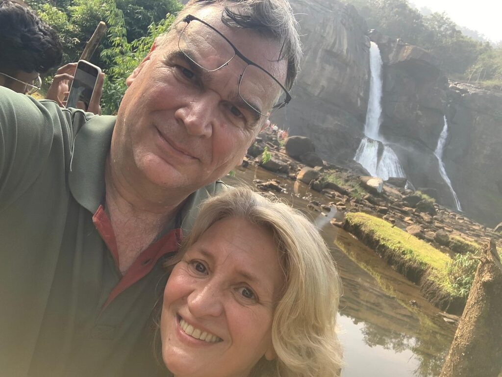 Dagmar Pfeiffer und Ralph Dresel von vonhierundunterwegs.de am Wasserfall von Athirapilly in Kerala