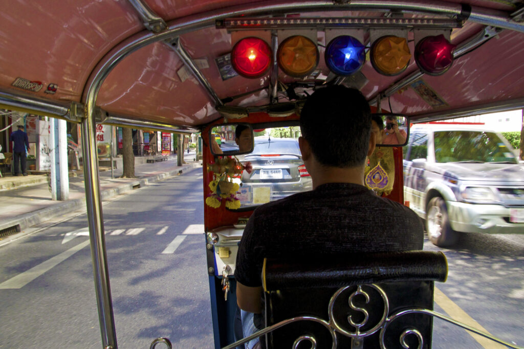 Ein Besuch von 6 faszinierenden Tempeln mit dem Tuktuk in Thailands Hauptstadt Bangkok