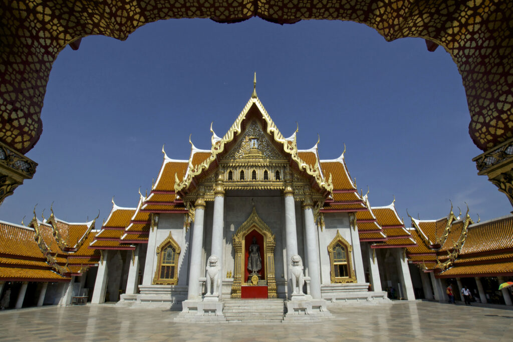 Der einmalig schöne und pompöse Marble Temple, Marmor Tempel oder auch Wat Benchama Bophit in Thailands Hauptstadt Bangkok