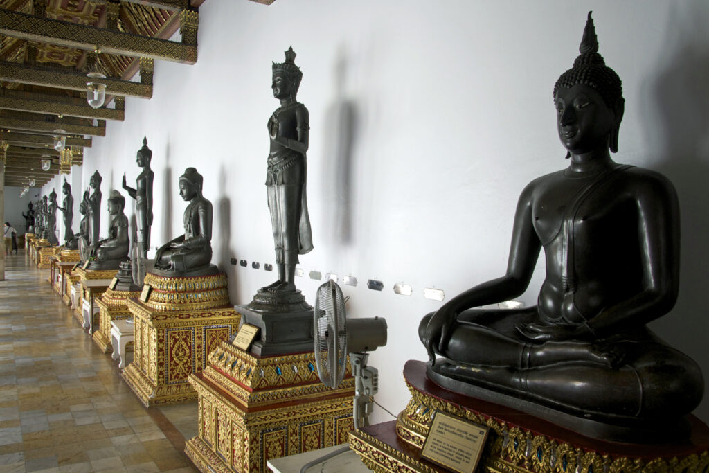 Der einmalig schöne und pompöse Marble Temple, Marmor Tempel oder auch Wat Benchama Bophit in Thailands Hauptstadt Bangkok