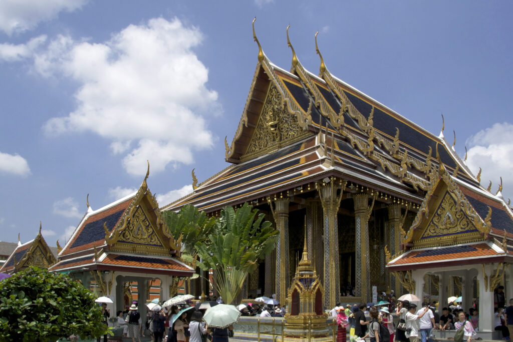 Der Tempel des Smaragdbuddha oder auch Wat Phra Kaeo in Thailands Hauptstadt Bangkok ist farbenfroh und immer gut besucht.