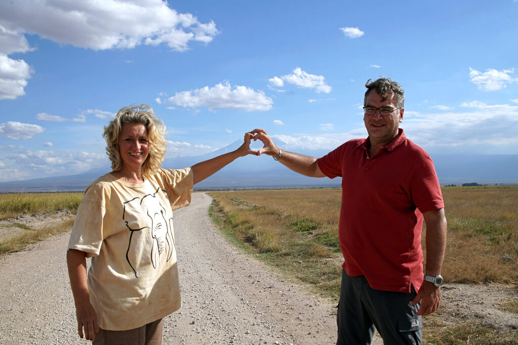 Dagmar Pfeiffer und Ralph Dresel von vonhierundunterwegs.de in im Amboseli Nationalpark in Kenia
