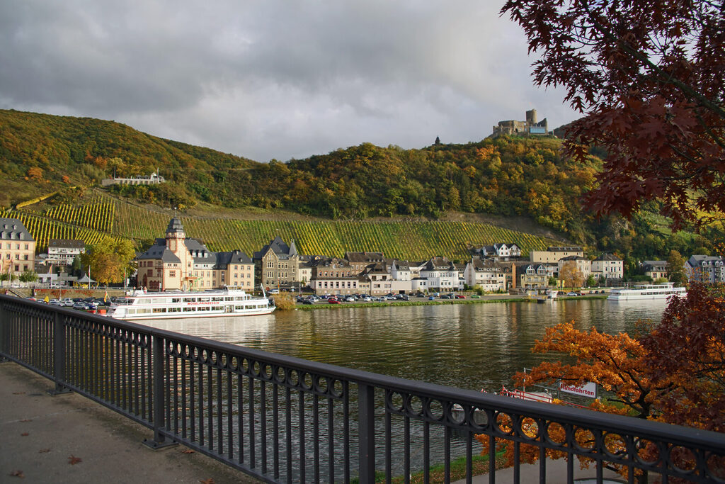 Bernkastel Kues ist ein wunderschöner Ort an der Mosel, idyllisch in den Weinbergen gelegen.