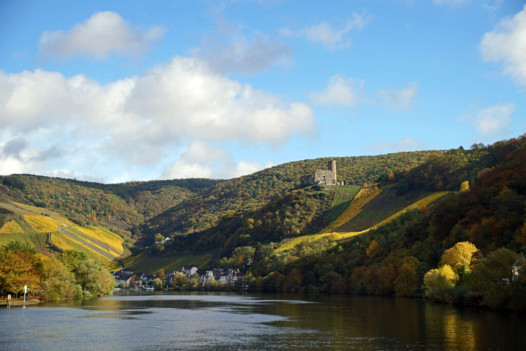 DIe Mosel in Weinberge eingebettet, mit Bernkastel Kues im Hintergrund