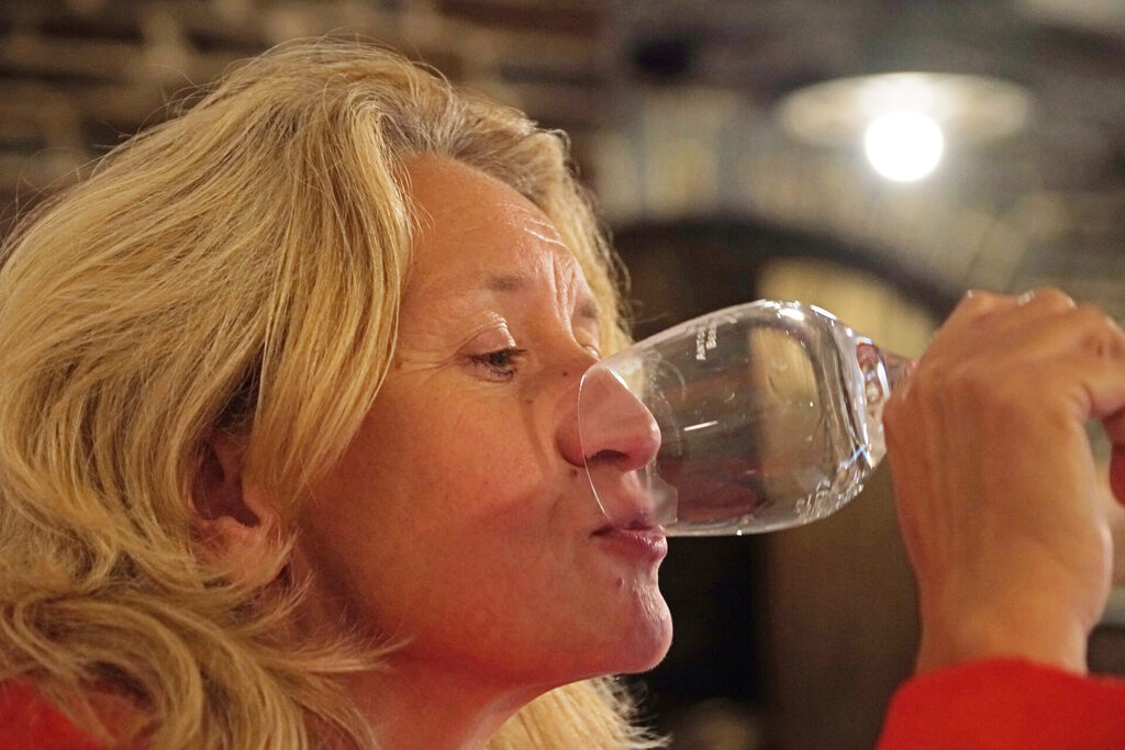 Weinprobe im Keller eines Winzers in Bernkastel-Kues an der Mosel.