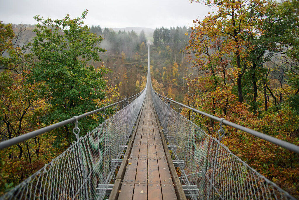 Die Hängeseilbrücke Geierlay ist 360 Meter lang und befindet sich unweit der Mosel in der Eifel.