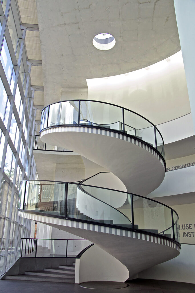 Die freitragende postmoderne Wendeltreppe im Neuen Museum in Nürnberg.