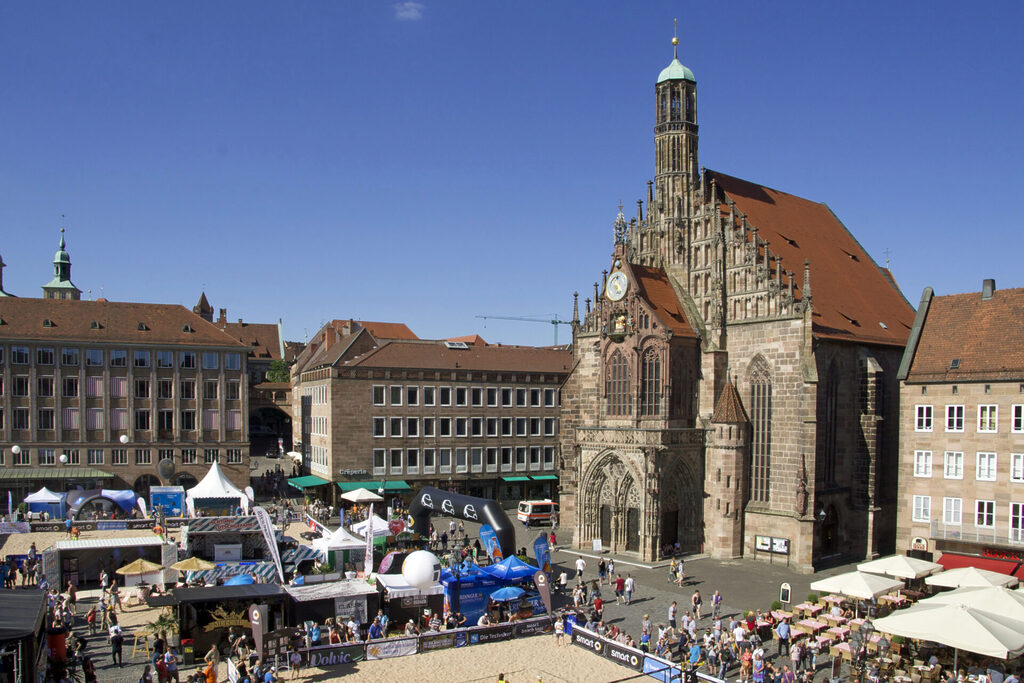 Der Hauptmarkt mit der Frauenkirche in Nürnbergs Zentrum.