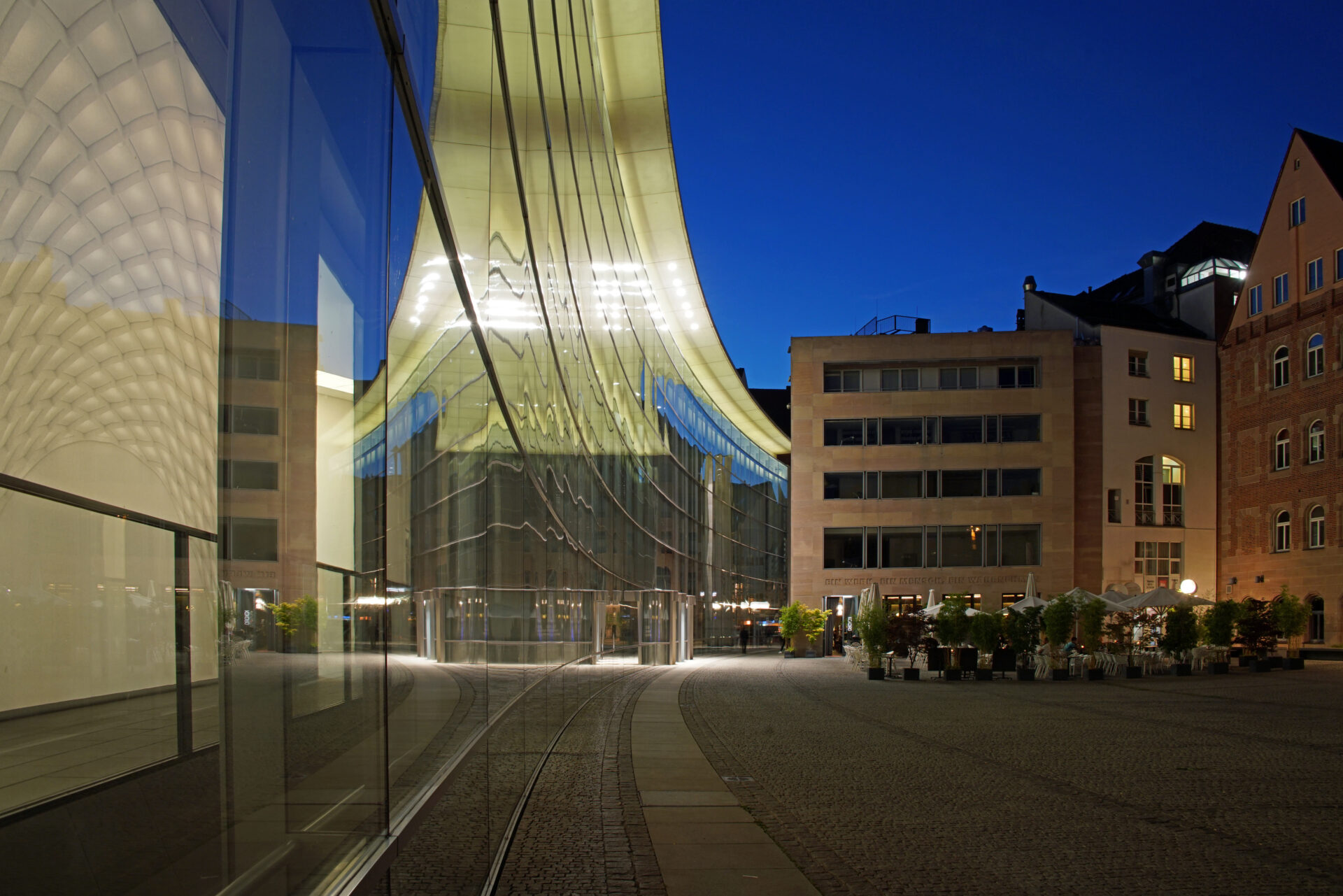 Das Neue Museum in Nürnberg bei Nacht.