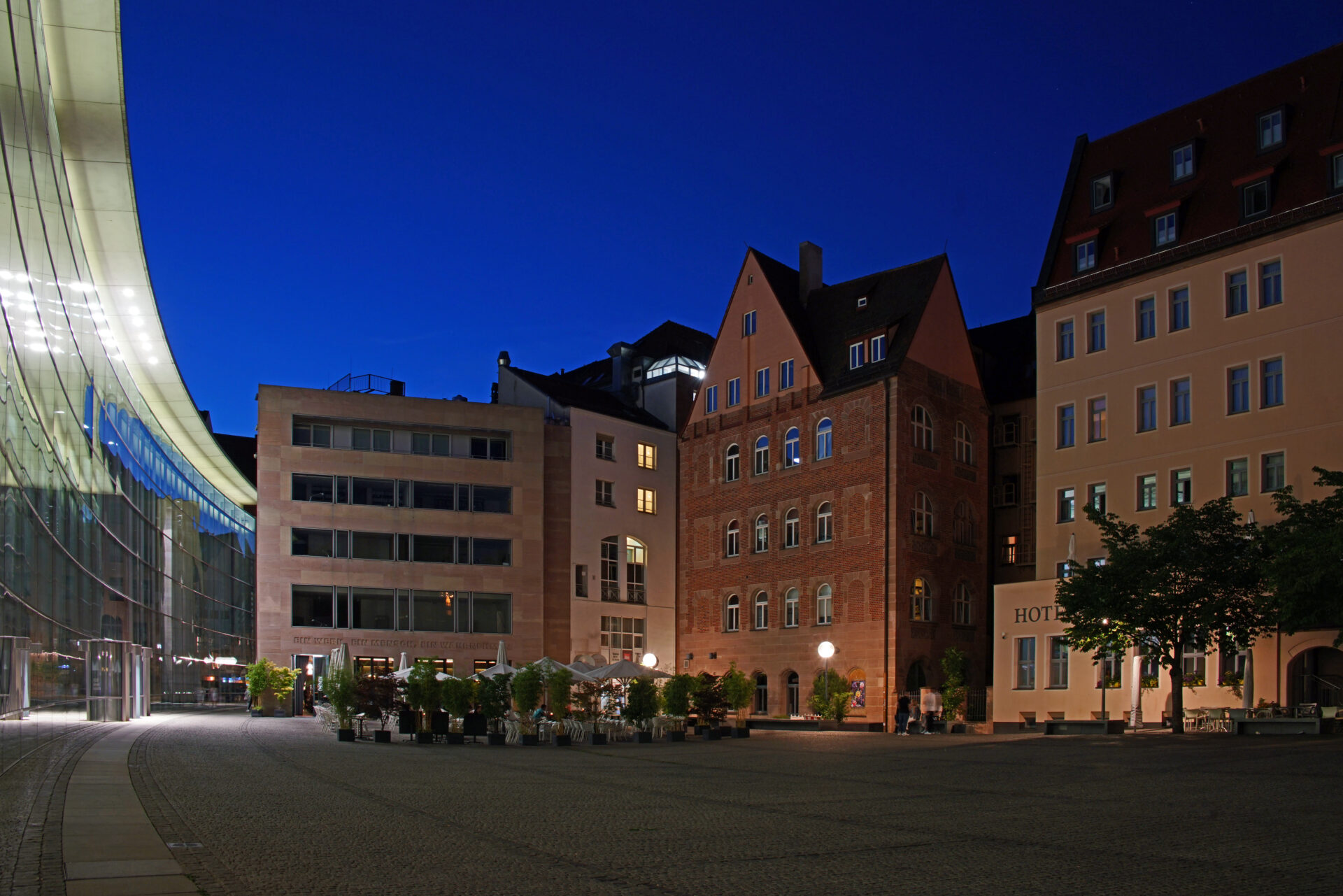 Der Klarissenplatz beim Neuen Museum in Nürnberg bei Nacht.