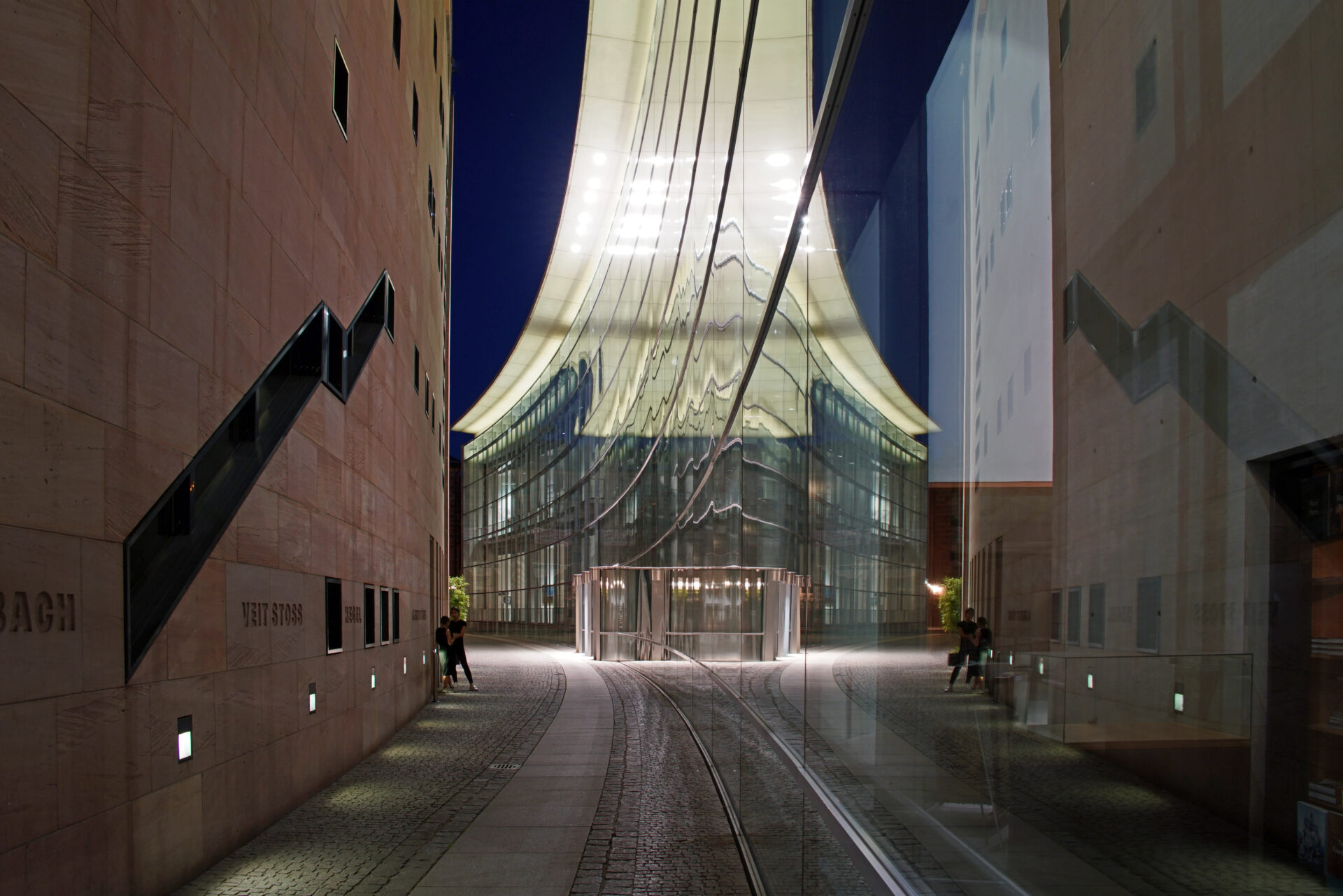 Das Neue Museum in Nürnberg bei Nacht.