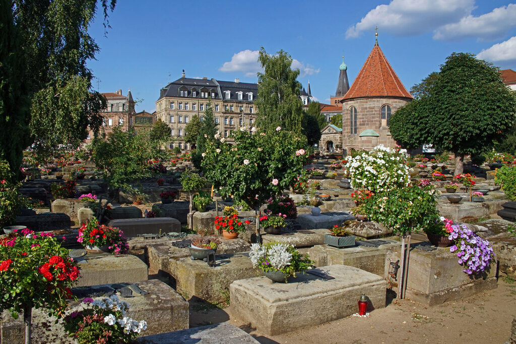 Der Johannisfriedhof in Nürnberg ist ein bunter und blumiger Geheimtipp.