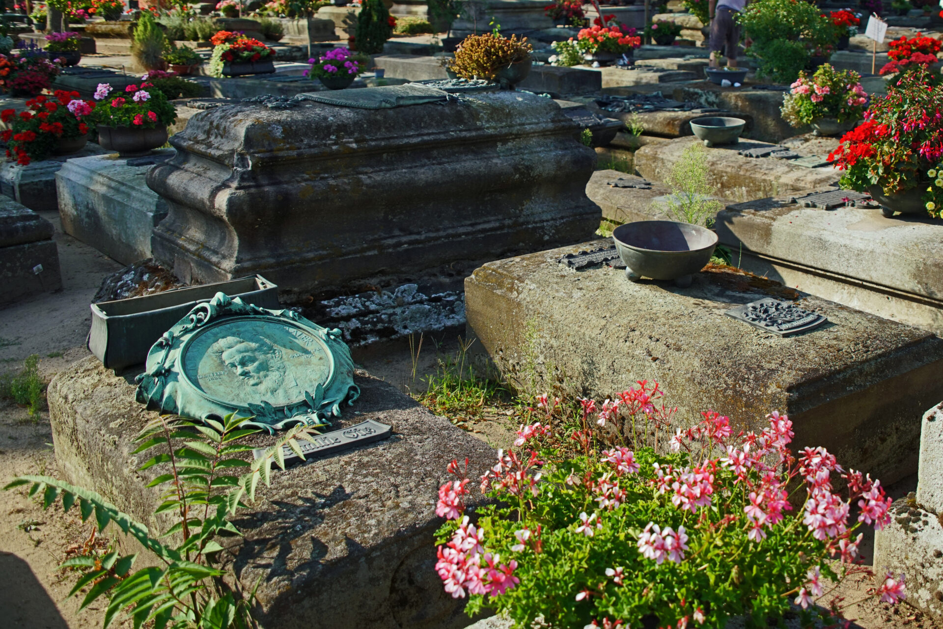 Der Johannisfriedhof in Nürnberg ist ein bunter und blumiger Geheimtipp.