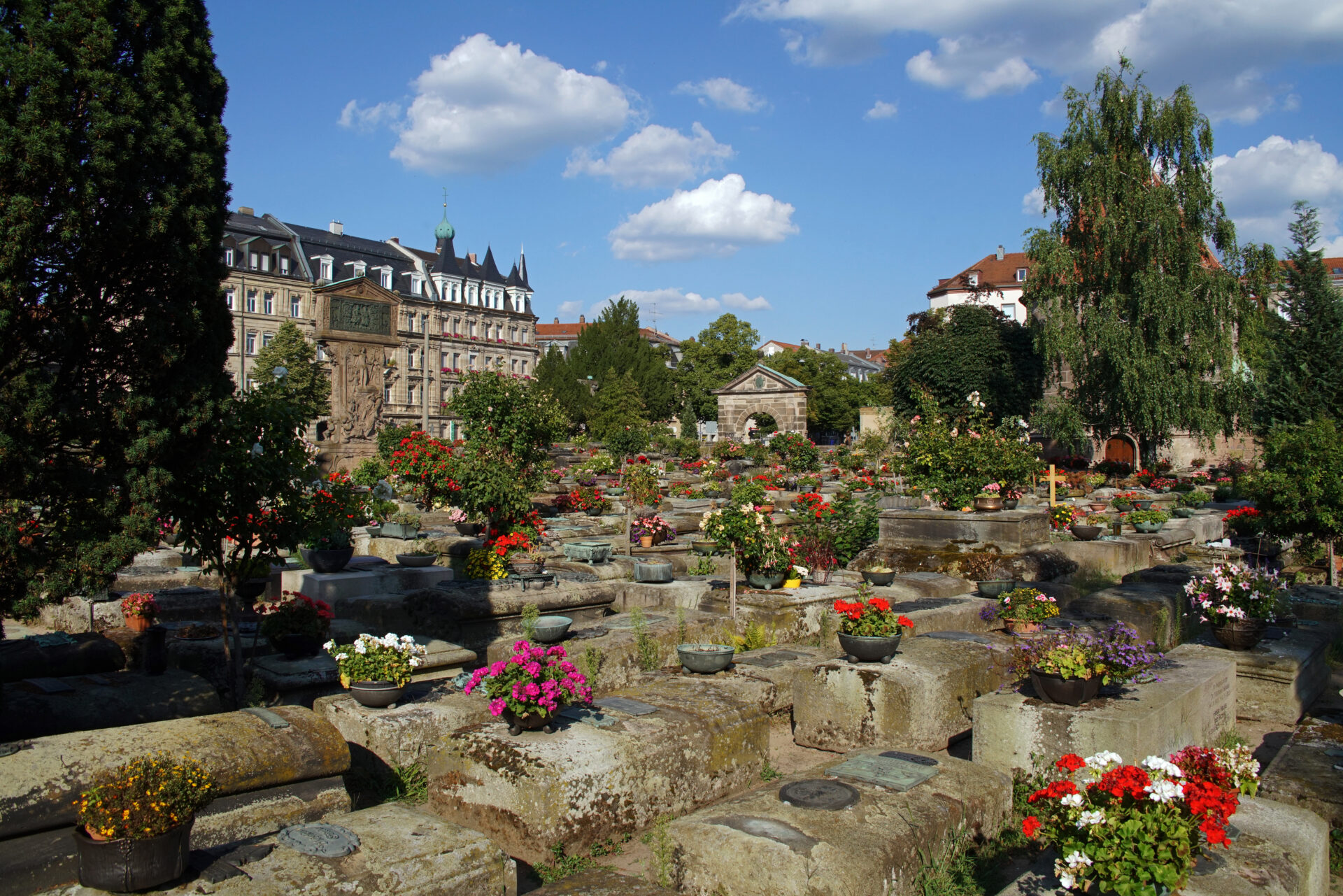Der Johannisfriedhof in Nürnberg ist ein bunter und blumiger Geheimtipp.