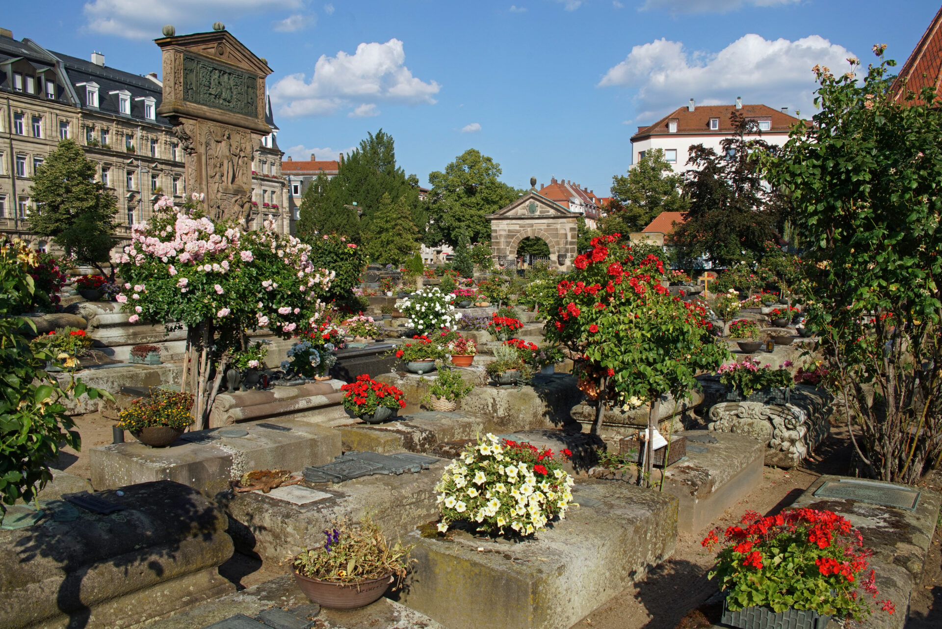 Der Johannisfriedhof in Nürnberg ist ein bunter und blumiger Geheimtipp.