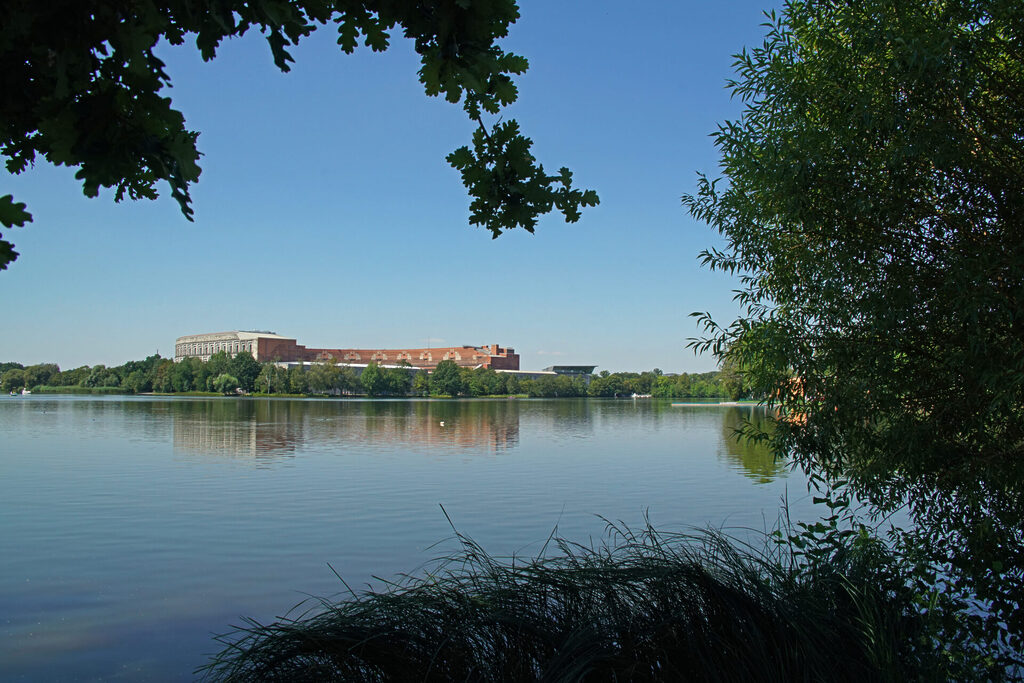 Der Dutzendteich in Nürnberg, mit der Kongresshalle im Hintergrund.
