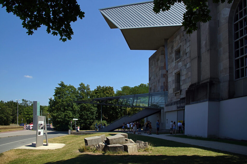 Das Dokumentationszentrum Reichsparteitagsgelände in Nürnberg am Dutzendteich.