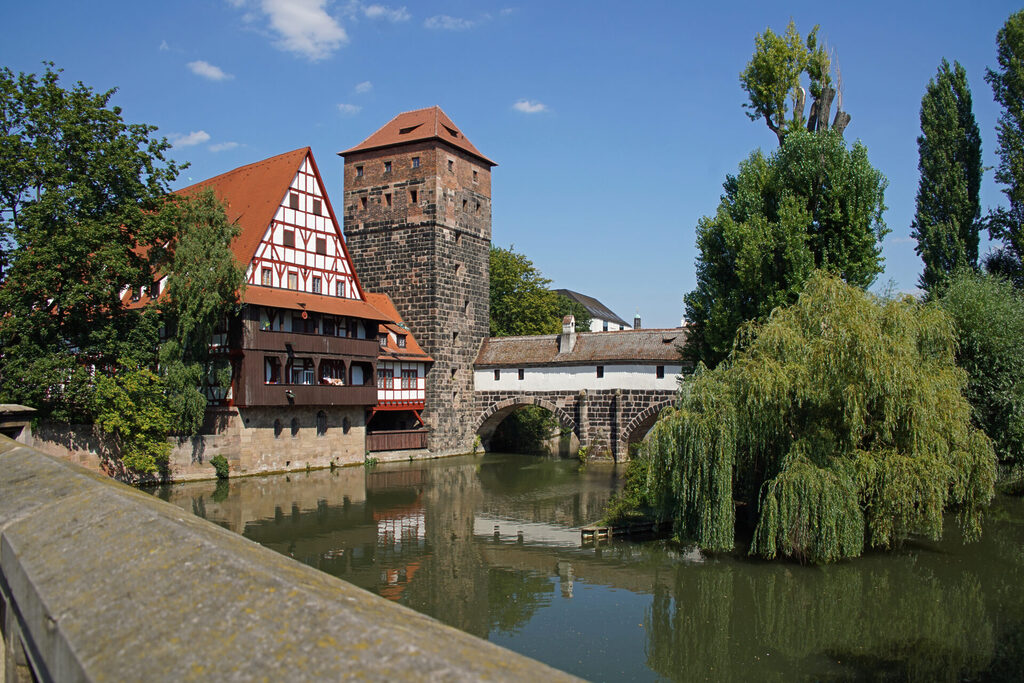 Der Henkersteg über die Pegnitz am Trödelmarkt in Nürnbergs Altstadt.