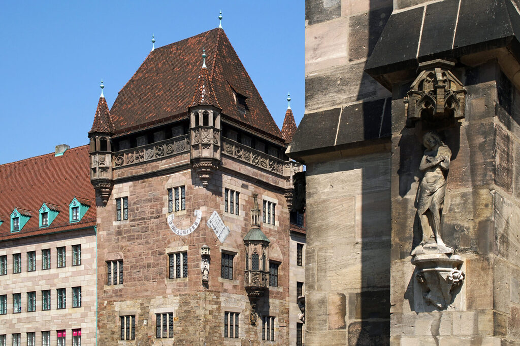 Das Nassauerhaus samt Detail der Lorenzkirche in der Altstadt von Nürnberg.