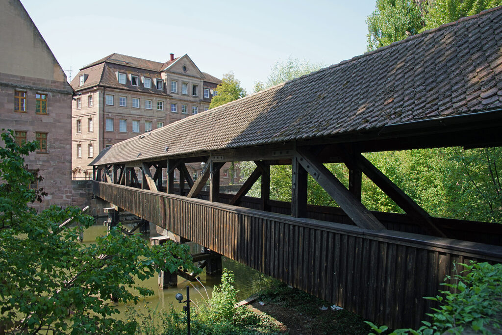 Der Henkersteg über die Pegnitz beim Trödelmarkt in Nürnberg.