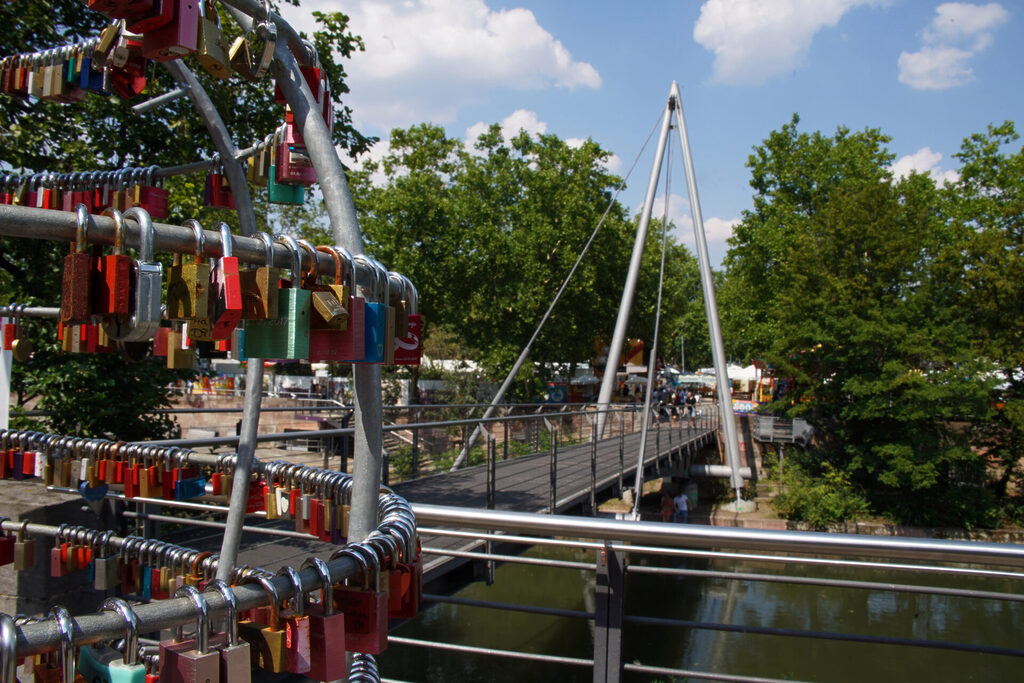 Die Cinecitta-Brücke mit dem Weltherz für Liebesschlösser bei der Insel Schütt in Nürnberg.
