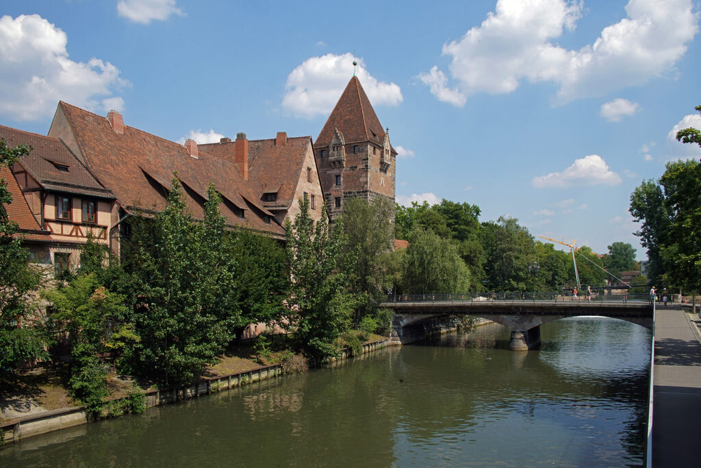 Die Heubrücke in der Innenstadt von Nürnberg, kommend von der Insel Schütt.