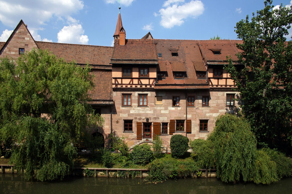 Der Nürnberger Sonnenuhrenweg Station 14 auf der Insel Schütt an der Pegnitz.