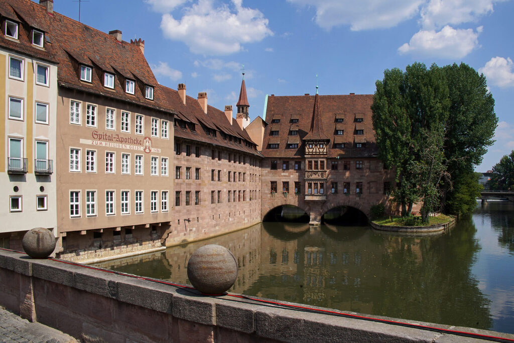 Blick von der Museumsbrücke zum Heilig Geist Spital auf der Insel Schütt in Nürnberg.