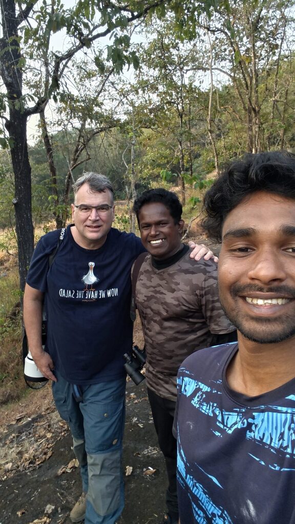 Mein Natur-Guide Nidheesh zeigte mir in Athirapilly in Kerala Viele Vögel und Elefanten.