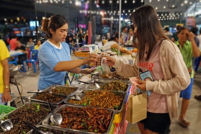 Der Nachtmarkt in Nakhon Ratchasima oder auch Korat im Isaan in Thailand