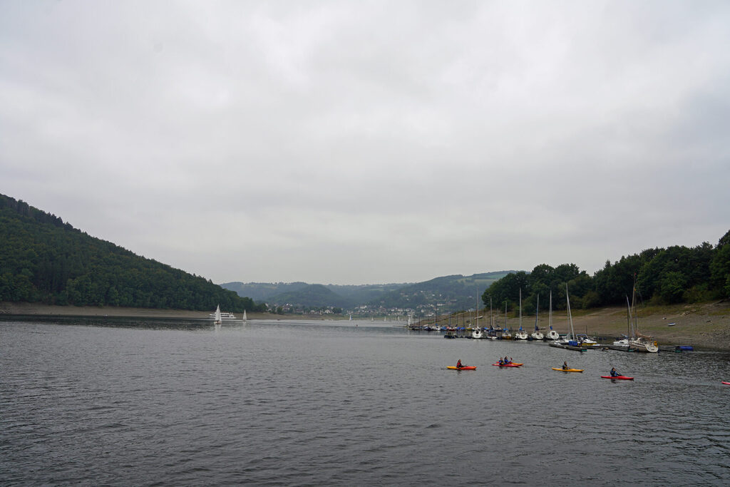 Der Rursee in der Nordeifel ist beliebt bei Schwimmern, Seglern, Kanufahrern und Kayakfahrern