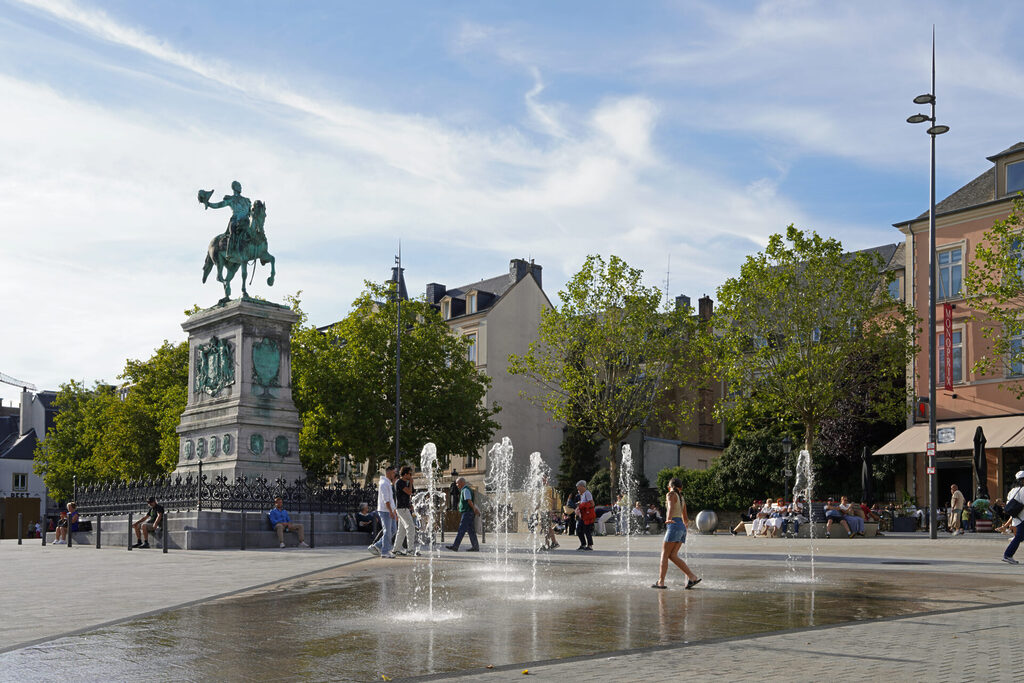 Der Platz Wilhelm II mit dem Reiterdenkmal und Wasserspielen in Luxemburg