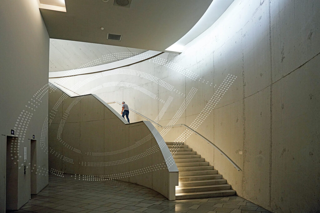 Der Treppenaufgang von der Tiefgarage zur Philharmonie in Luxemburg Stadt auf dem Plateau Kirchberg