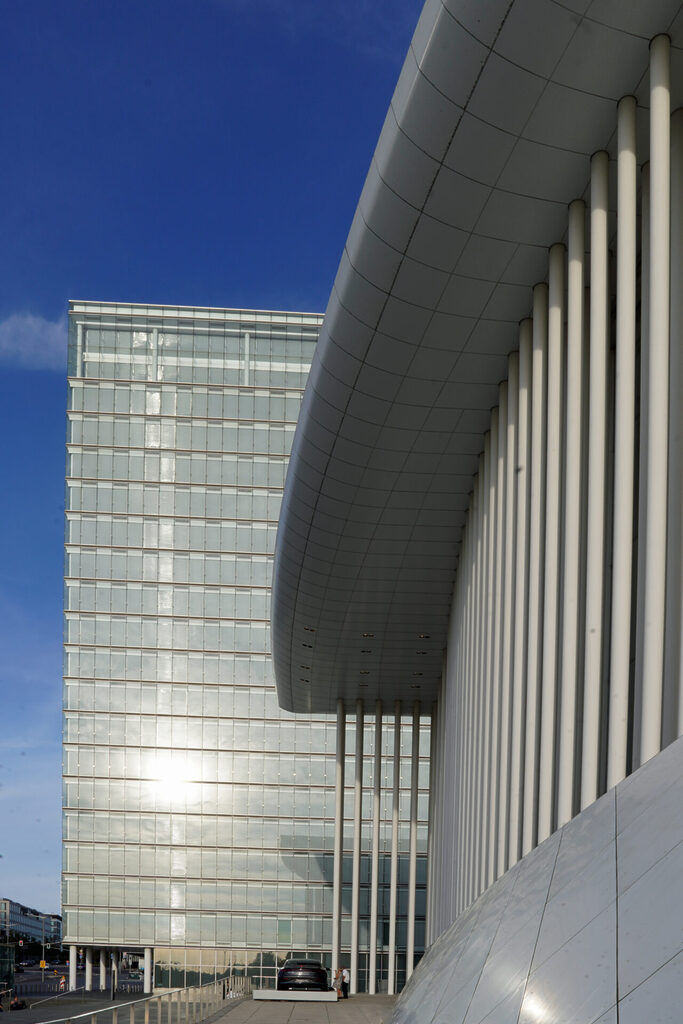 Architektur des neuen und modernen Luxemburg auf dem Plateau Kirchberg