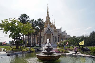 Der weiße Tempel Wat Luang Phor Toh bei Sikhio in Korat im Isaan in Thailand
