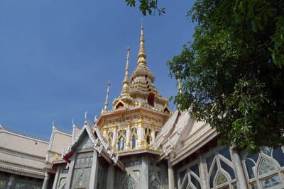 Der weiße Tempel Wat Luang Phor Toh bei Sikhio in Korat im Isaan in Thailand