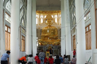 Der weiße Tempel Wat Luang Phor Toh bei Sikhio in Korat im Isaan in Thailand