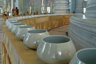 Der weiße Tempel Wat Luang Phor Toh bei Sikhio in Korat im Isaan in Thailand