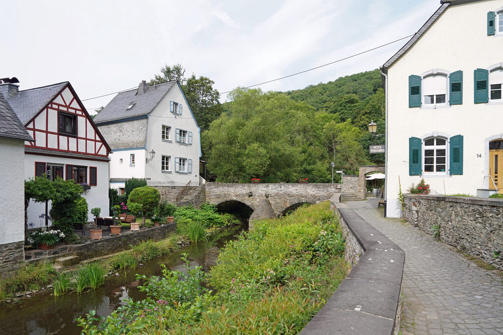 Monreal ist eine historische Stadt in der Eifel mit viel Fachwerk, fotografiert von Ralph Dresel