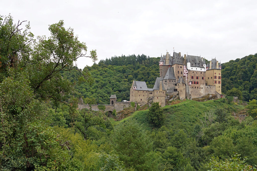 Die faszinierende Burg Eltz in der Eifel zierte fr&uuml;her den 500-Mark-Schein