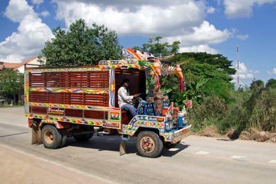 Gnadenlos laut und nicht umweltfreundlich sind die kleinen LKW im Isaan in Thailand