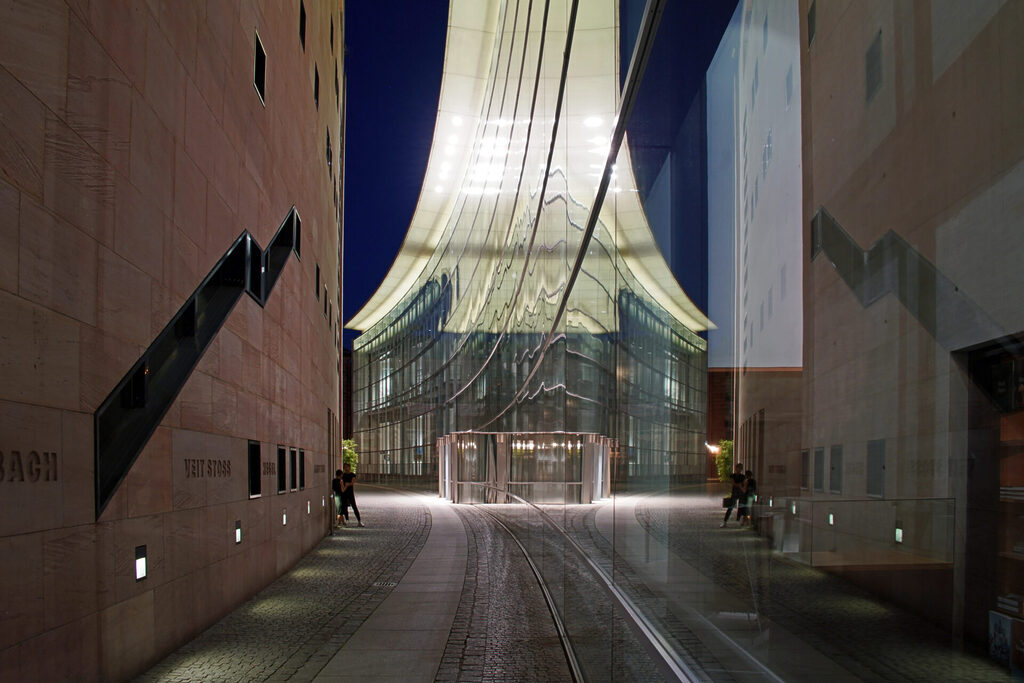 Das Neue Museum in N&uuml;rnberg bei Nacht.