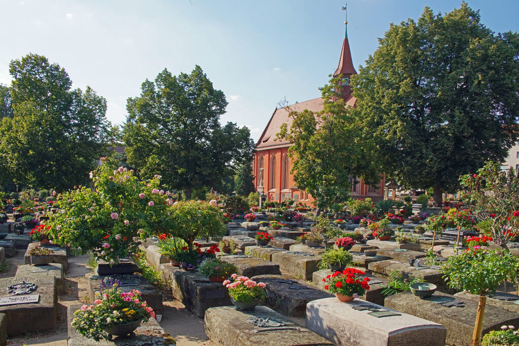 Der Johannisfriedhof in N&uuml;rnberg ist ein bunter und blumiger Geheimtipp.