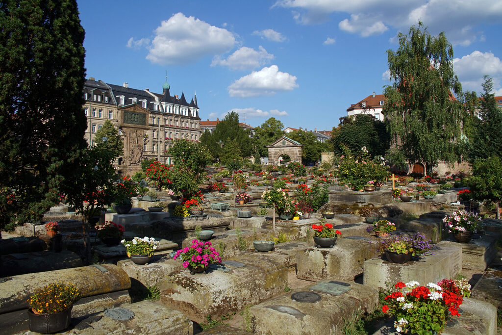 Der Johannisfriedhof in N&uuml;rnberg ist ein bunter und blumiger Geheimtipp.