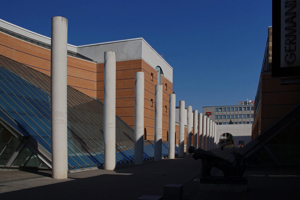 Die Stra&szlig;e der Menschenrechte im Zentrum von N&uuml;rnberg, direkt am Germanischen Nationalmuseum.