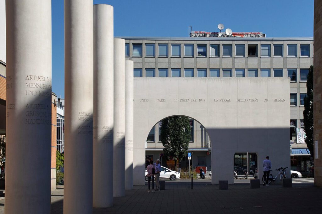 Die Stra&szlig;e der Menschenrechte im Zentrum von N&uuml;rnberg, direkt am Germanischen Nationalmuseum.